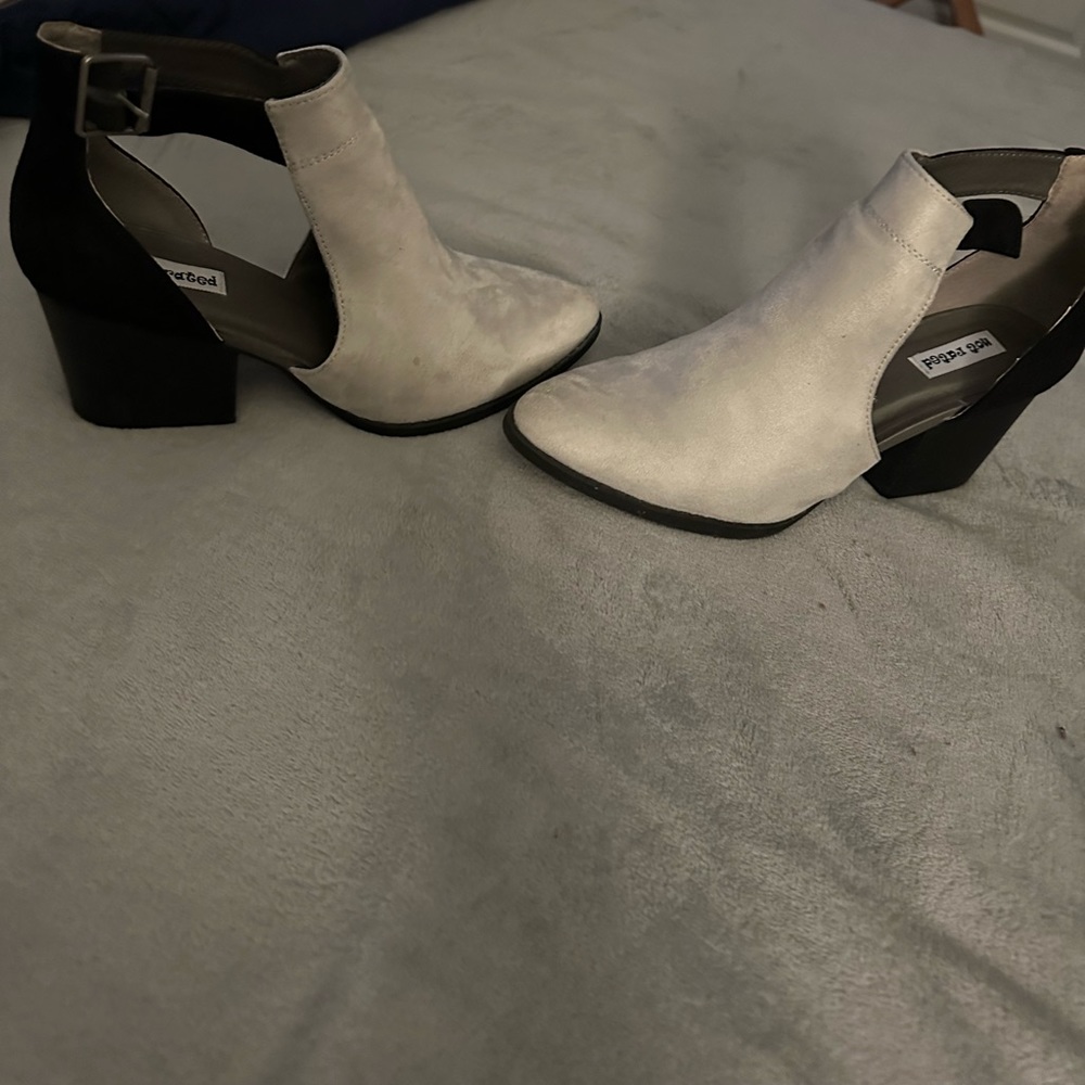 Shoes - 7.5 - Buckle Brand